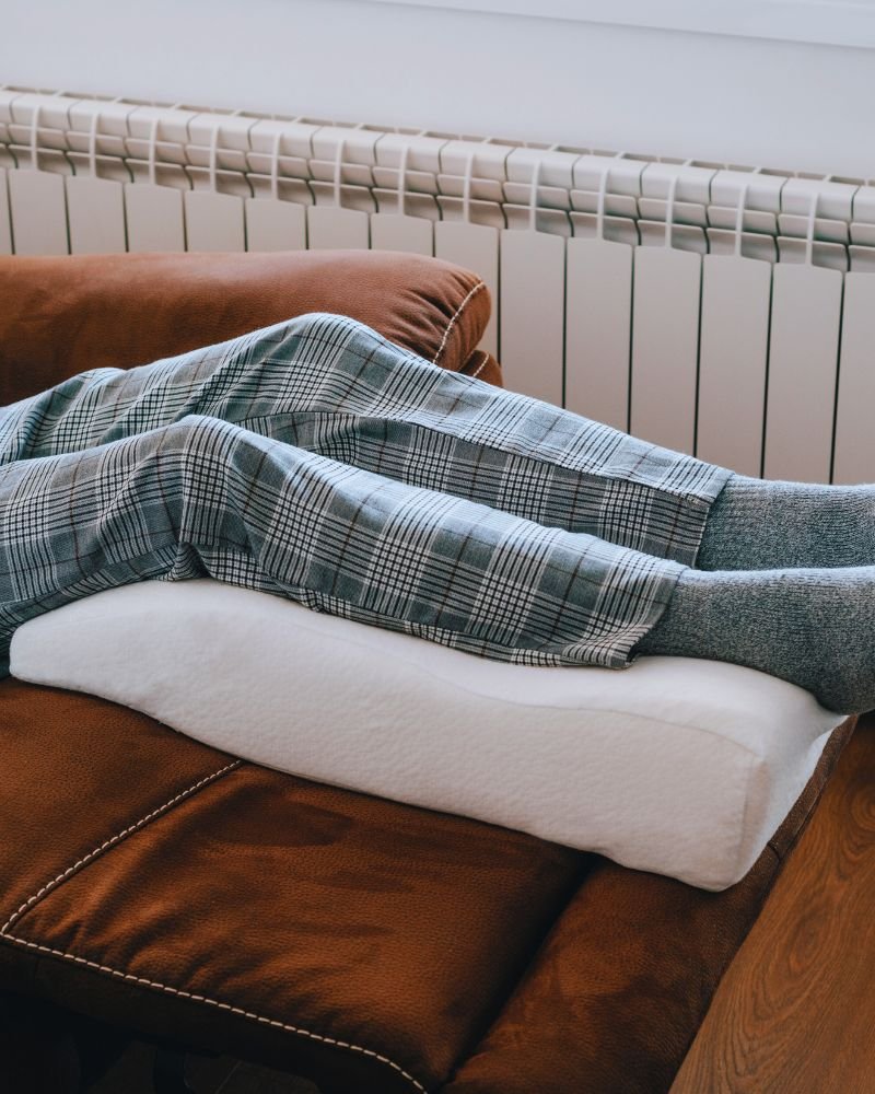 पैरों के नीचे तकिया रखकर सही सोने की मुद्रा