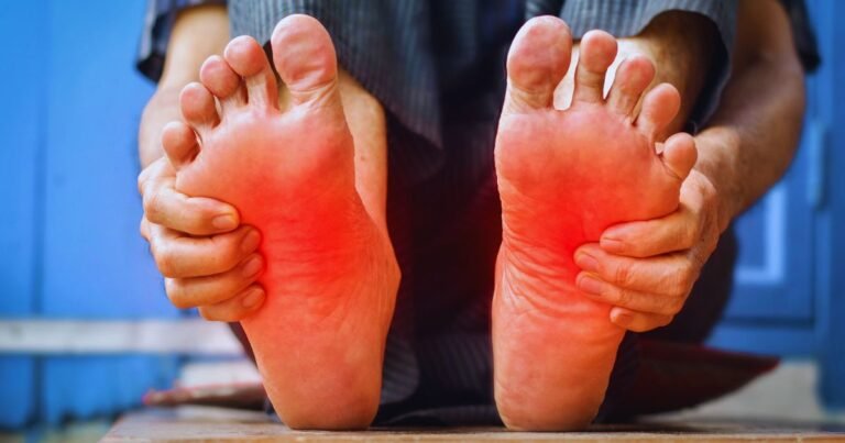 पैरों में झनझनाहट महसूस करता हुआ वरिष्ठ व्यक्ति